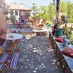 Πανσιόν Traditional Erato Παλαιός Παντελεήμων