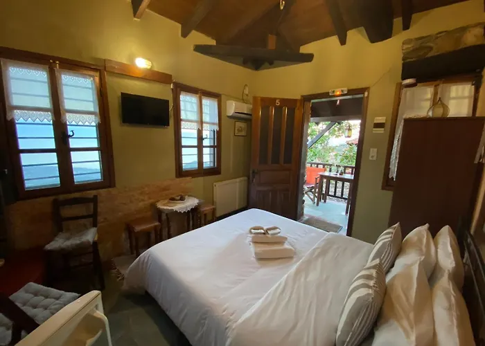 Traditional Erato 게스트하우스 4*